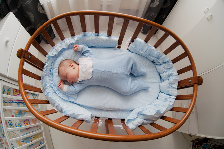在睡觉的可爱婴儿广角摄影高清图片