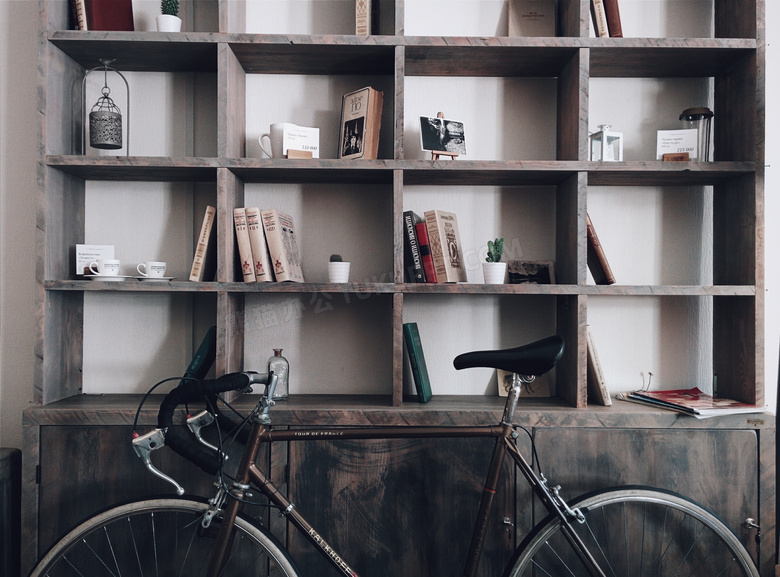 自行车与木质书架上的书籍高清图片