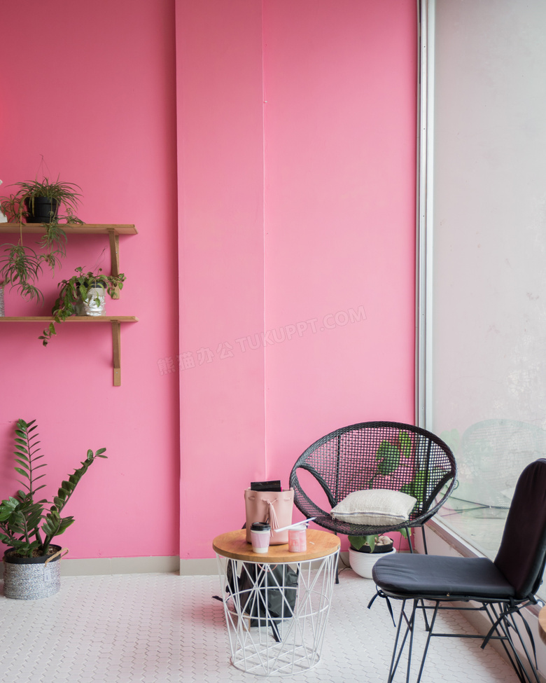 椅子与粉色墙壁上的置物架高清图片