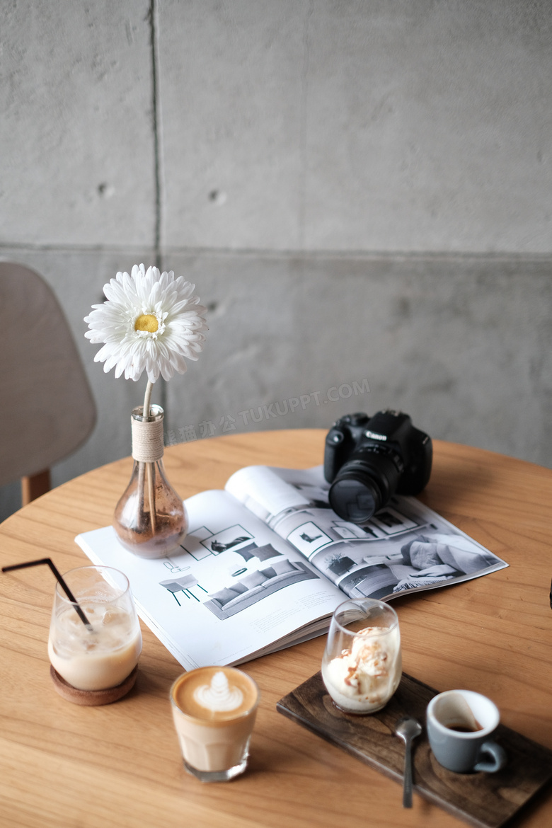 桌上的杂志与照相机等摄影高清图片
