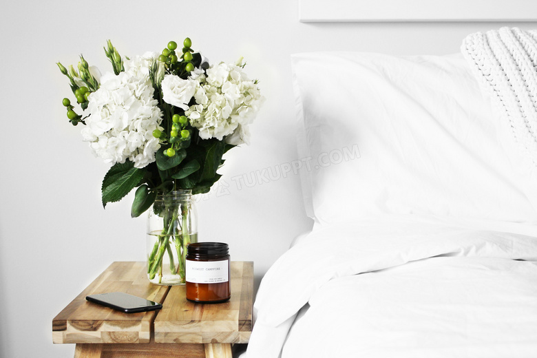 摆放在卧室床头的鲜花摄影高清图片