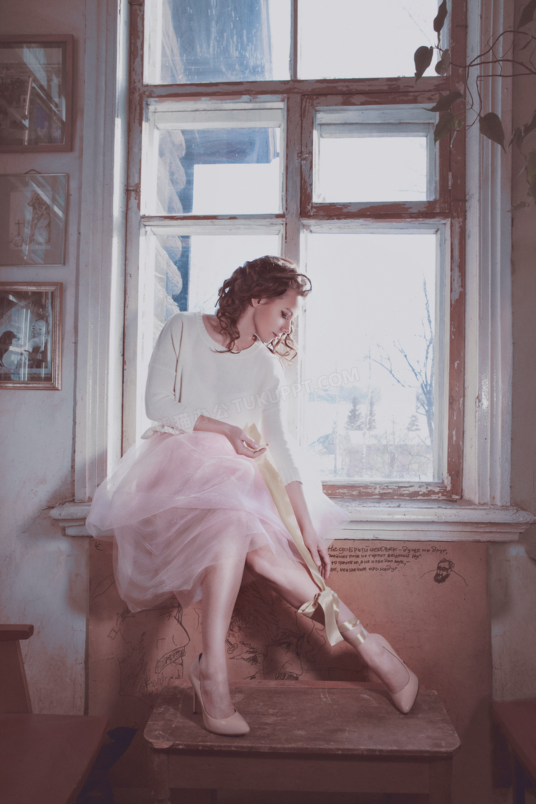 坐在窗台上的欧美美女摄影高清图片