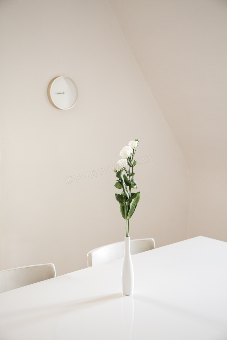 阁楼房间白色玫瑰插花摄影高清图片