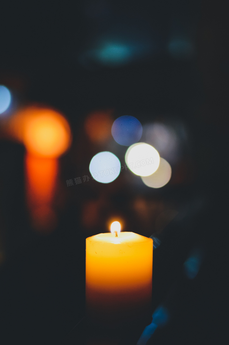 在夜晚点燃的蜡烛特写摄影高清图片