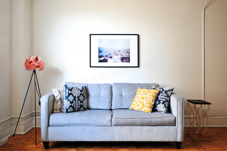 沙发枕头与墙上的挂画摄影高清图片