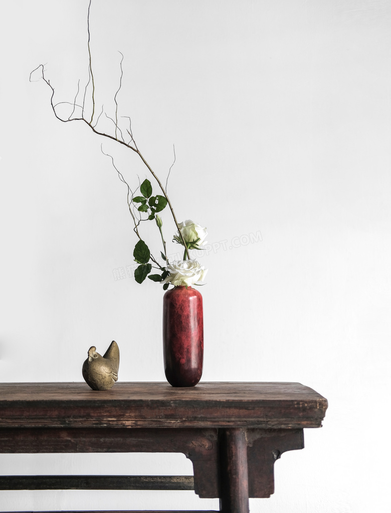 桌上的干枝鲜花装饰品摄影高清图片