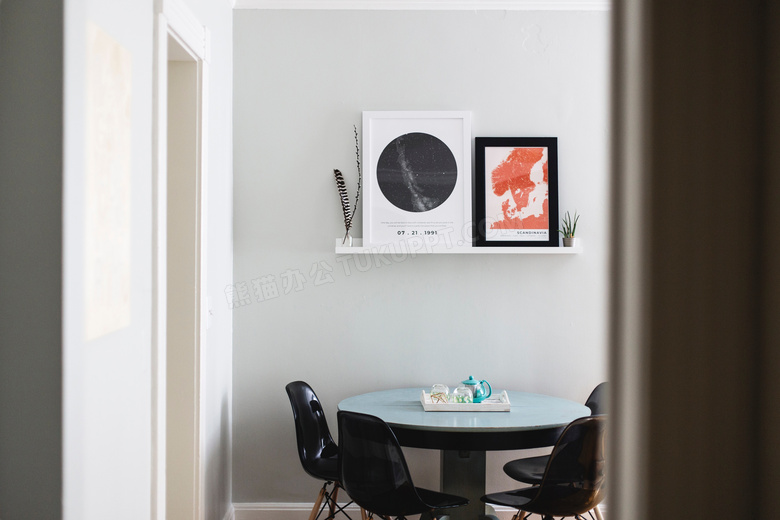 室内装饰画与餐厅桌椅摄影高清图片