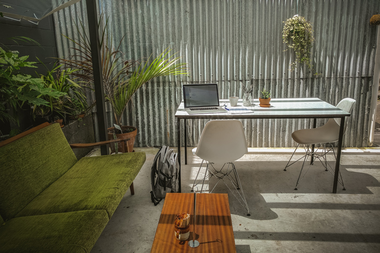 工作场所书桌椅子植物摄影高清图片
