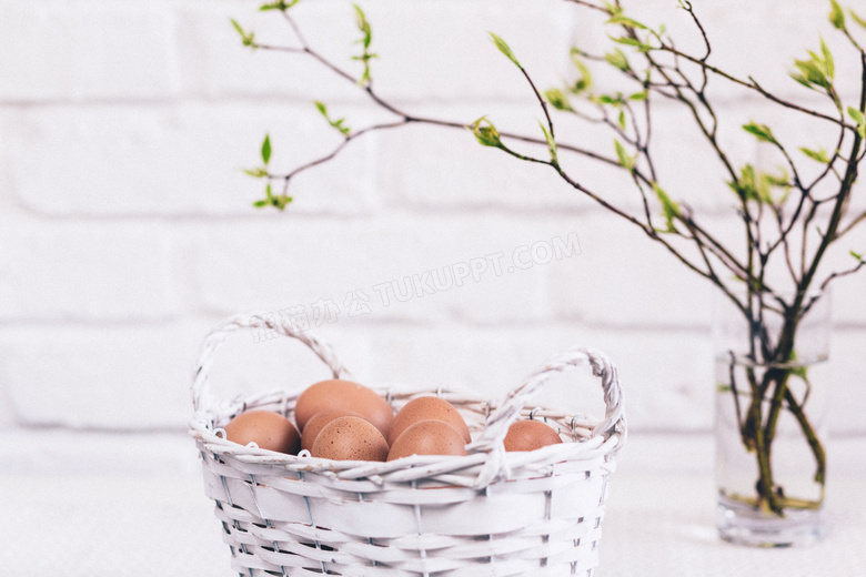 树枝装饰与一篮子鸡蛋摄影高清图片