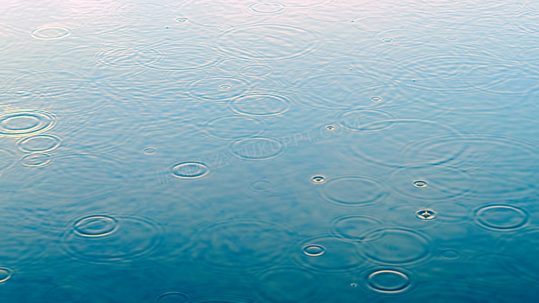雨滴飘落到水面形成的涟漪高清图片