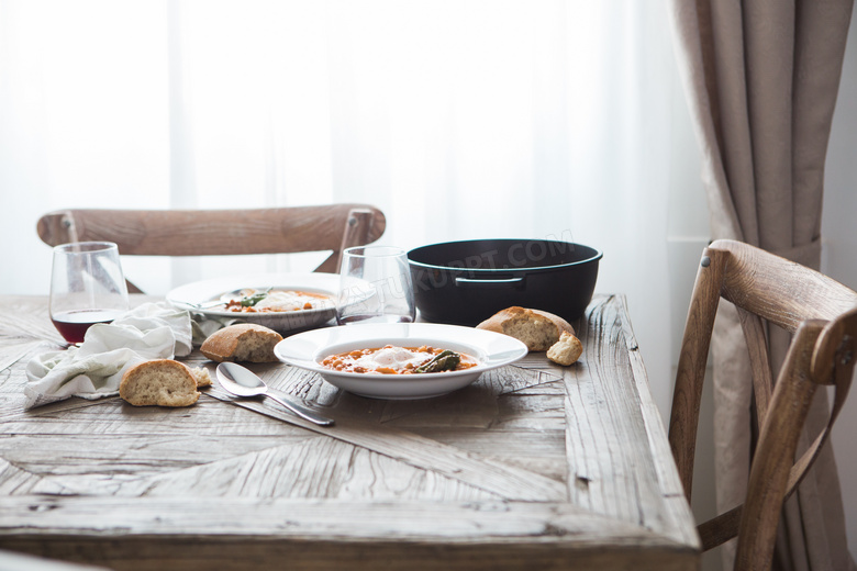 饭桌上的餐具食物特写摄影高清图片