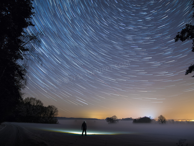 夜晚空中星轨美丽景象摄影高清图片