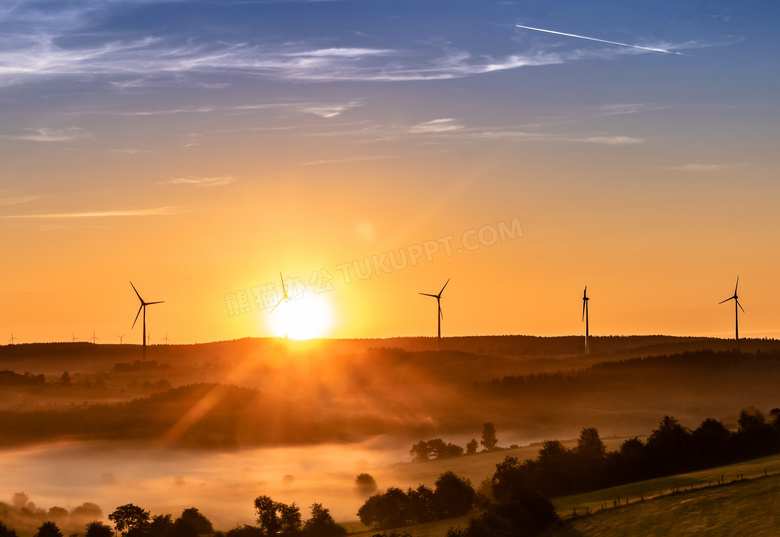 黄昏夕阳下的风力发电设施高清图片