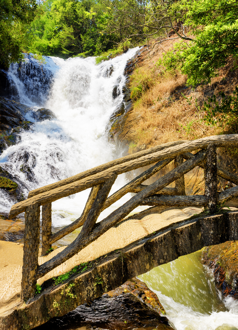 景区里小桥对面的瀑布摄影高清图片