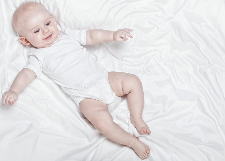 床上的可爱男宝宝写真摄影高清图片
