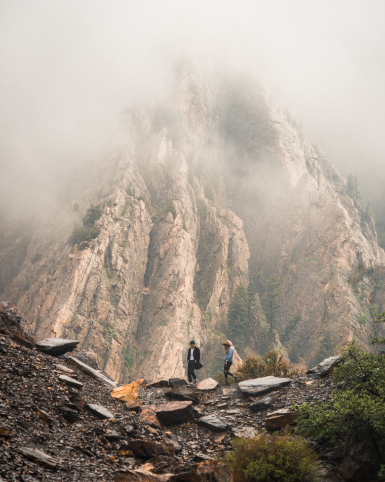 游人与巍峨的高山自然风光高清图片