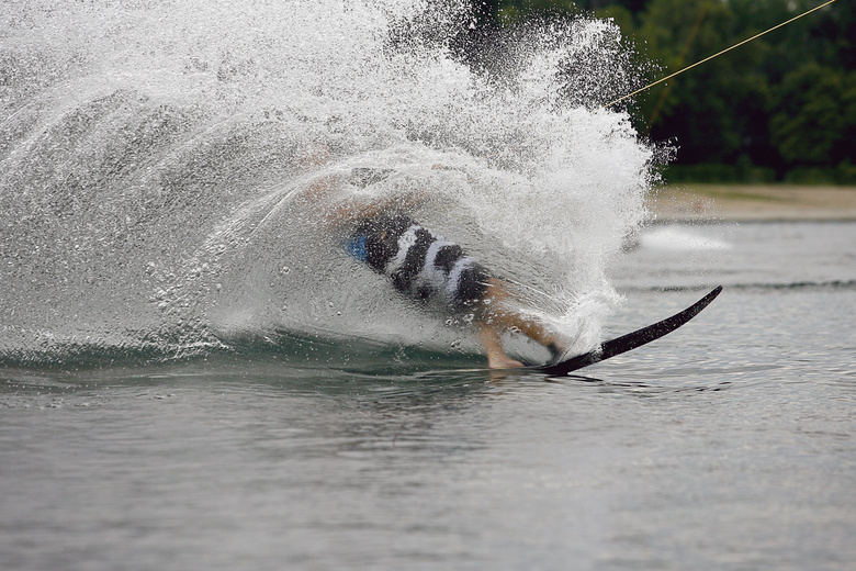 动力牵引冲浪运动人物摄影高清图片