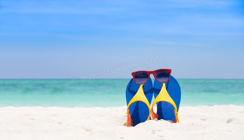 沙滩上的凉鞋眼镜特写摄影高清图片