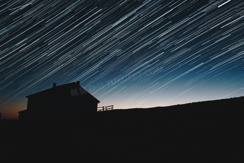 房子与夜空中的繁星长曝光高清图片
