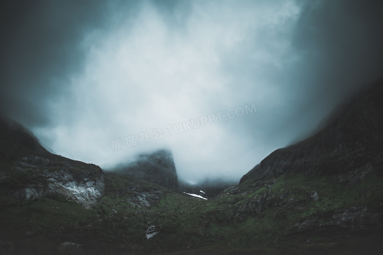 浓雾中的大山自然风景摄影高清图片