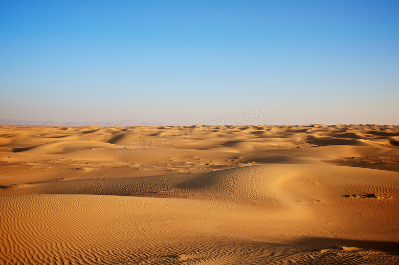 蓝天与高低起伏的沙丘摄影高清图片