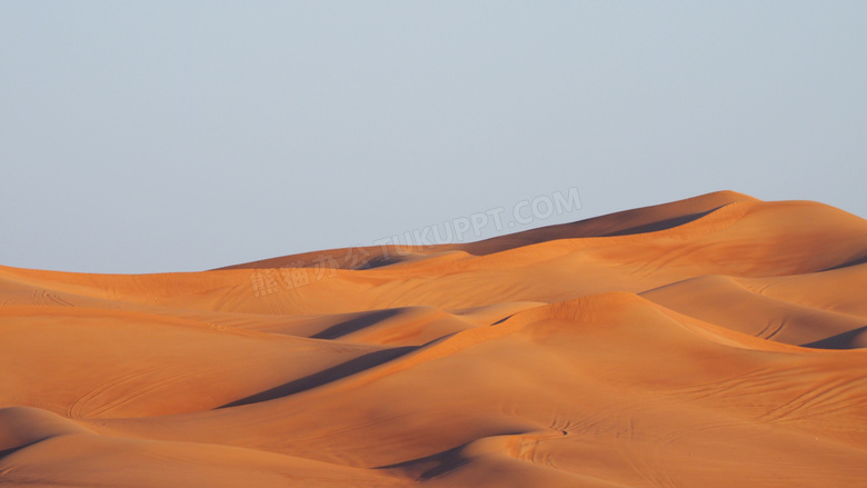 大漠上高低起伏的沙丘摄影高清图片