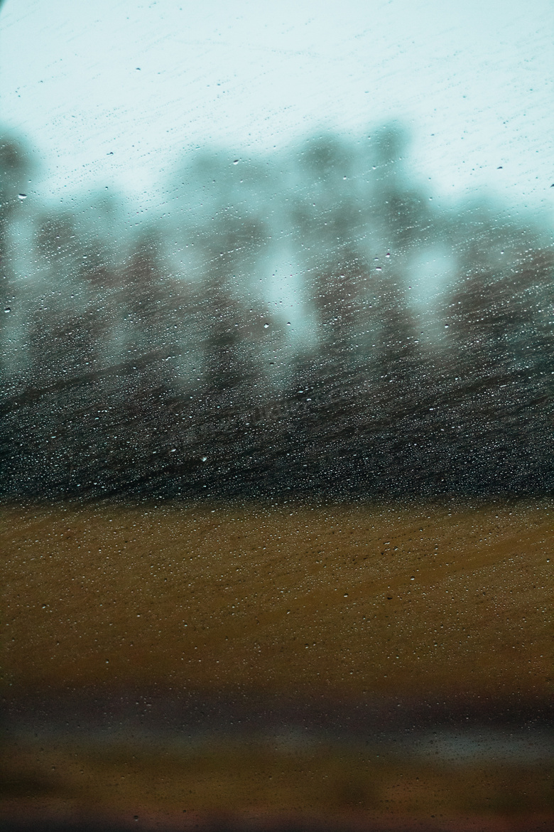 玻璃上风雨作用的雨滴摄影高清图片