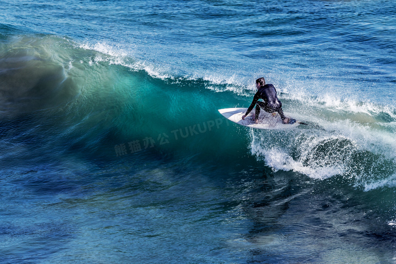 大海波浪上冲浪的男子摄影高清图片