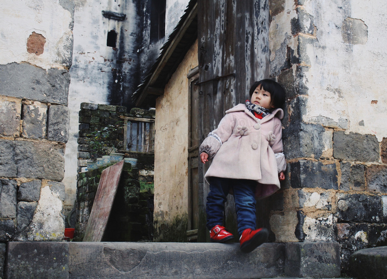 靠在门边的冬装小女孩摄影高清图片