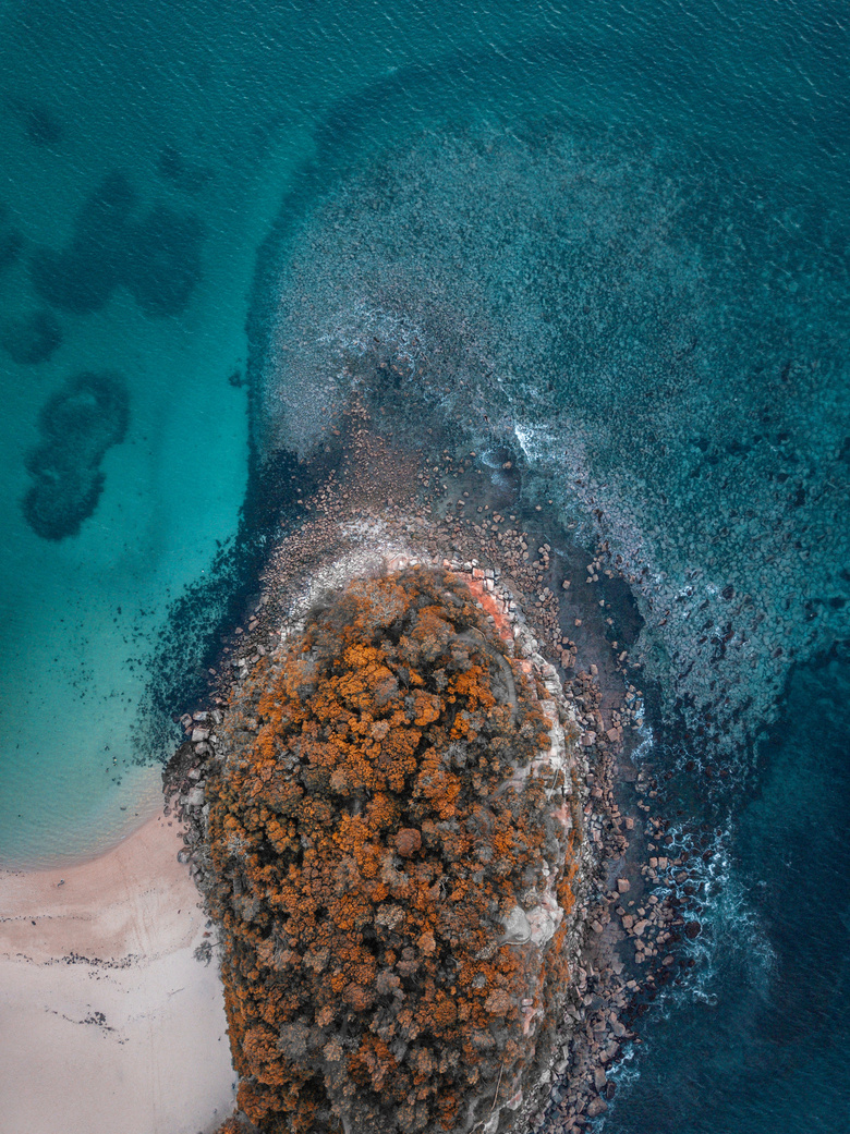 俯瞰视角海边岛礁风光摄影高清图片