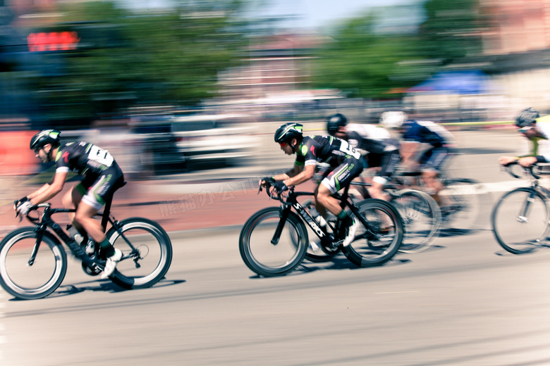 参加自行车比赛的人群摄影高清图片