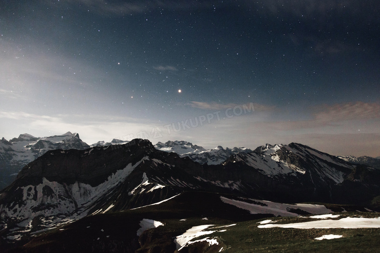 繁星天空与连绵的雪山摄影高清图片