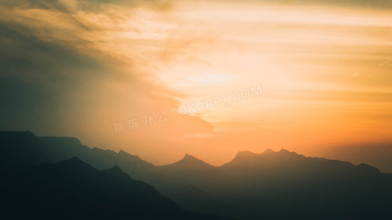 日落时隐约可见的山峦摄影高清图片