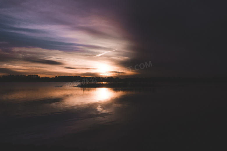 映在湖面上的夕阳风光摄影高清图片