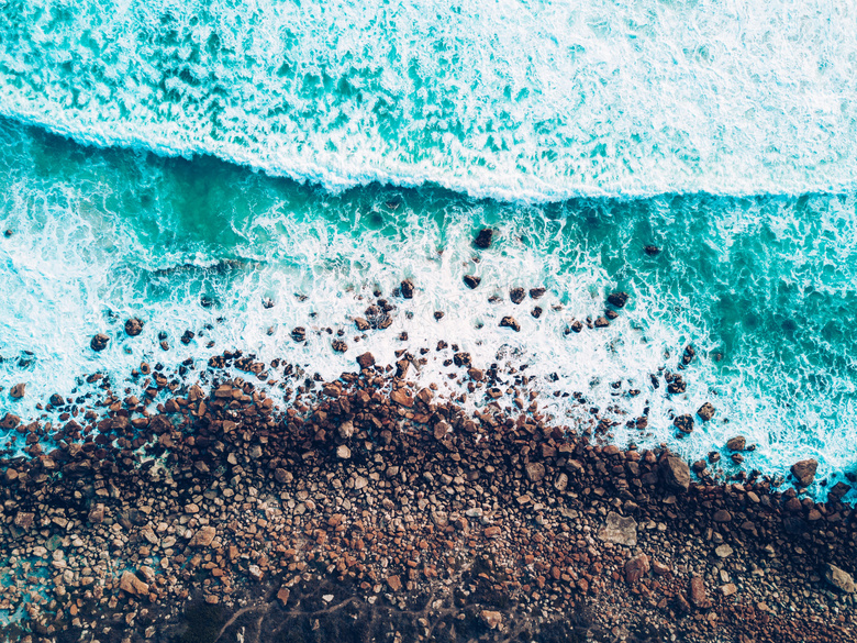 海水与海边的砾石鸟瞰摄影高清图片