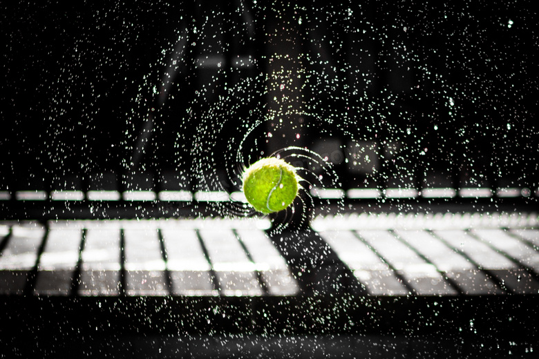 运动途中甩出水的网球摄影高清图片