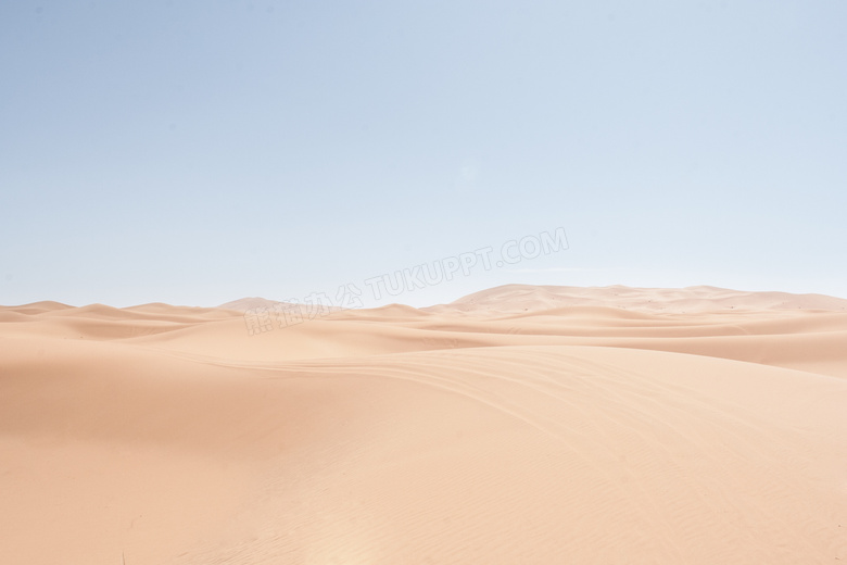 蓝天下连绵起伏的沙丘摄影高清图片