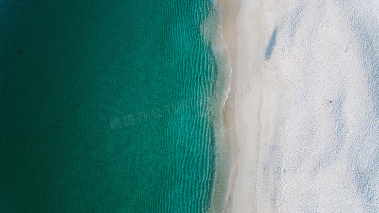 银色沙滩与碧绿的海水摄影高清图片