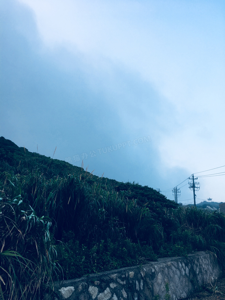 蓝天白云与山坡之上的植被高清图片