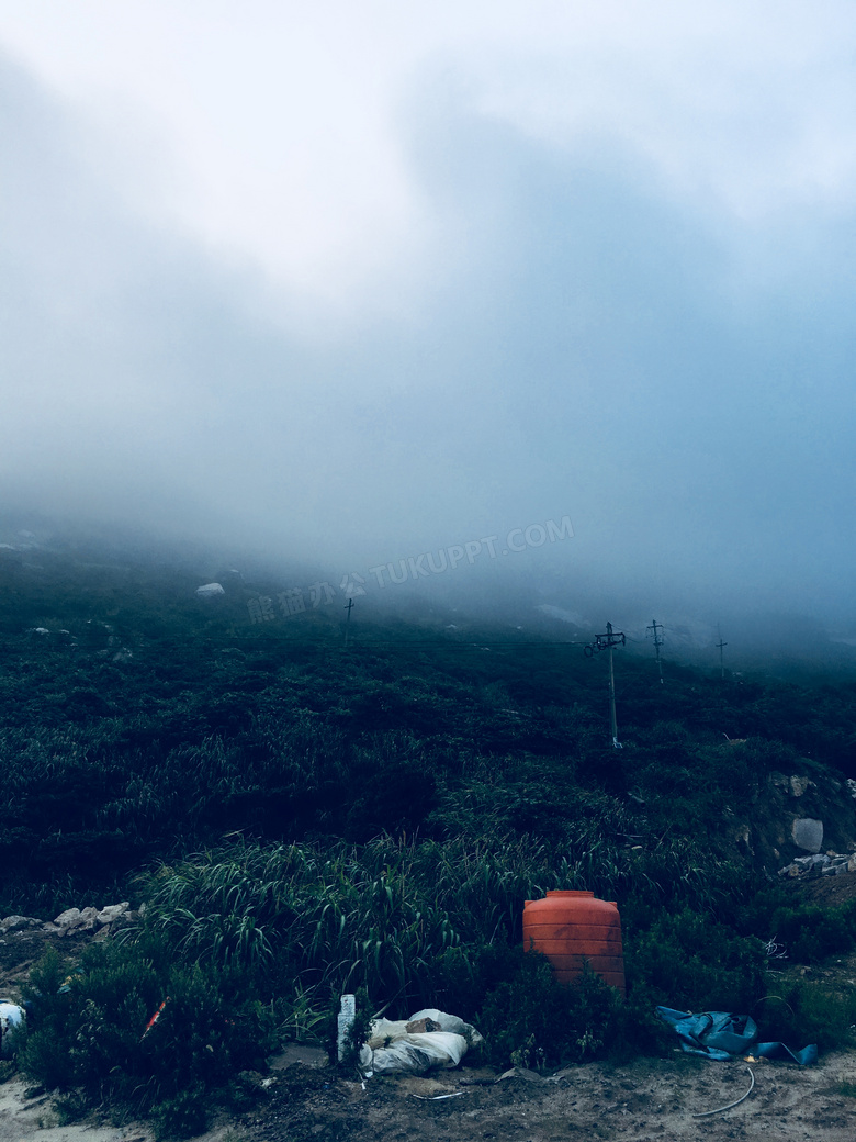 清晨雾气笼罩中的山坡摄影高清图片