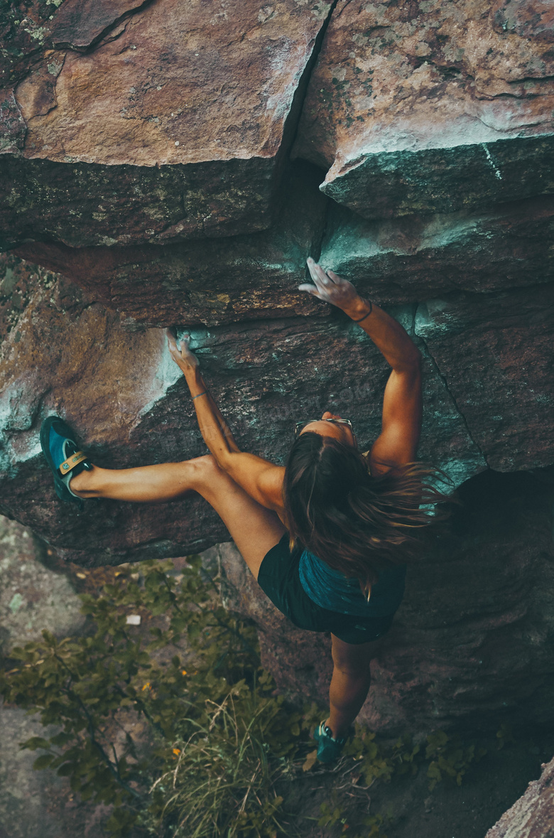 努力往上爬的攀岩美女摄影高清图片