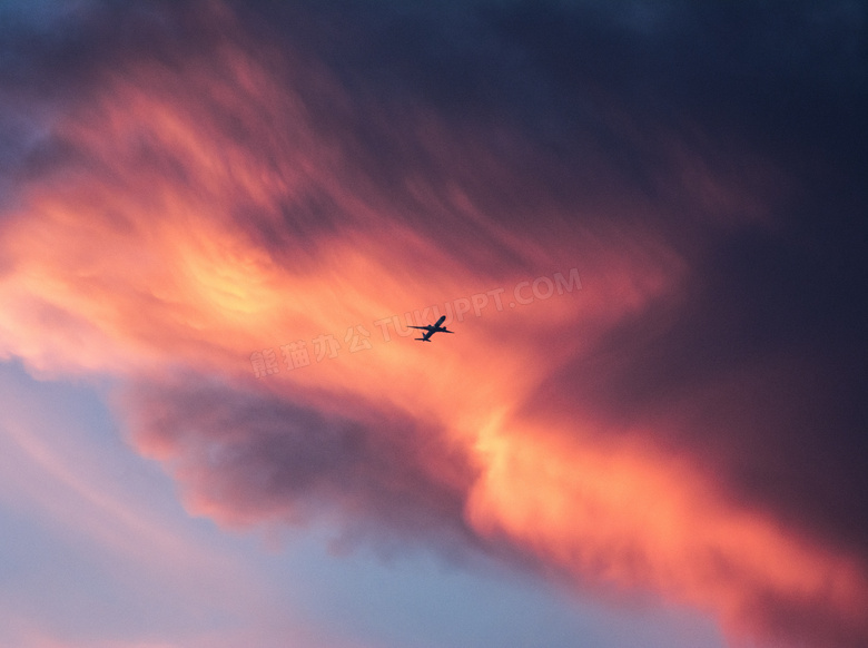 瑰丽云彩中的民用飞机摄影高清图片