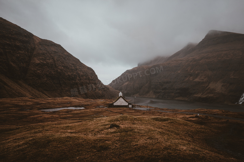 雾气中的大山小屋风光摄影高清图片