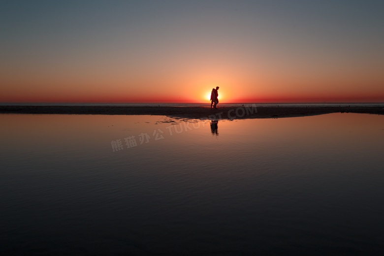 夕阳余晖下的情侣人物剪影高清图片