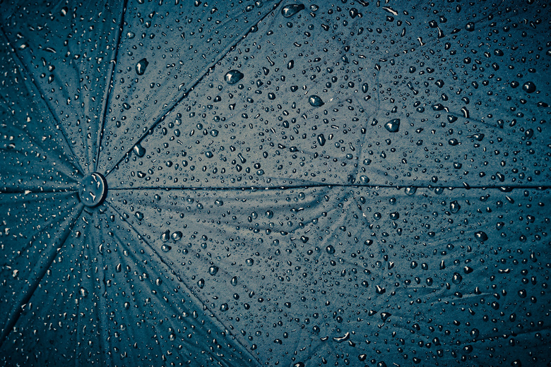 雨伞上大大小小的水珠摄影高清图片