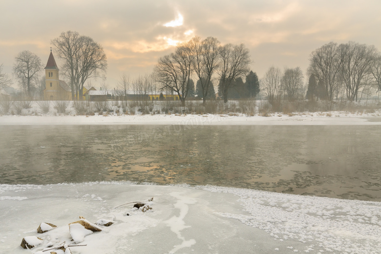 冬日雪景与尚未冰封的河面高清图片