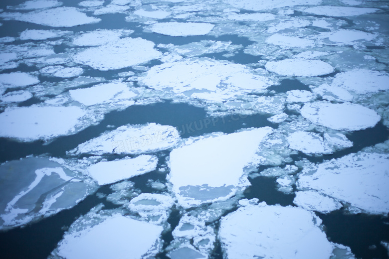 分散在水面之上的冰块摄影高清图片