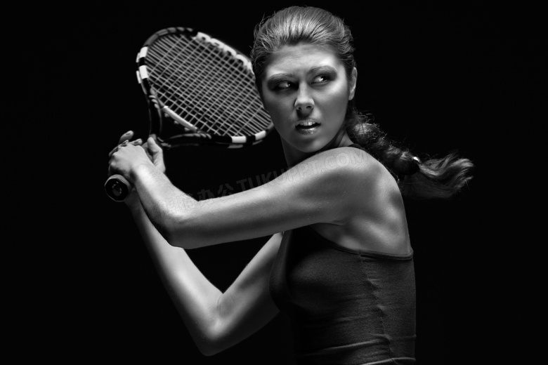 挥动网球拍准备击球的黑白摄影图片