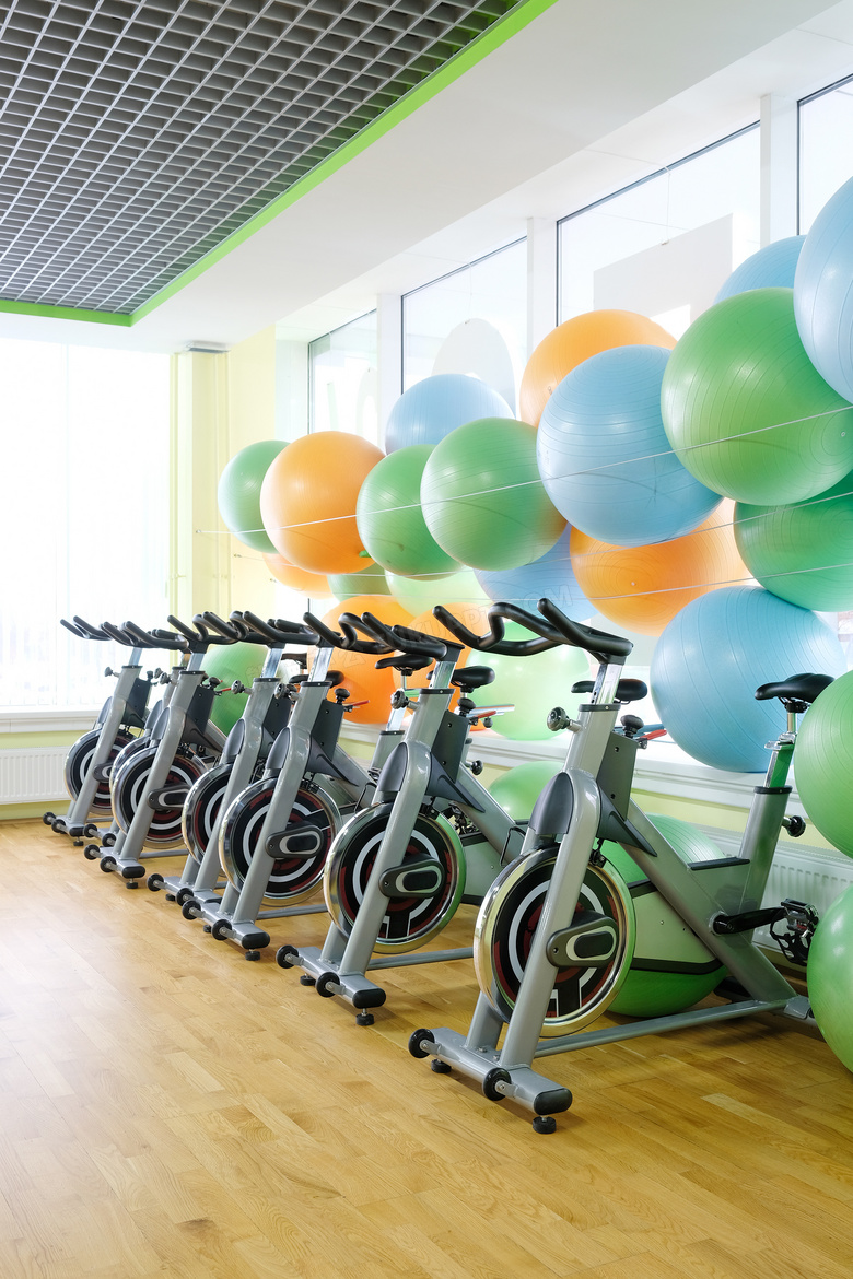 健身房整齐摆放的动感单车高清图片