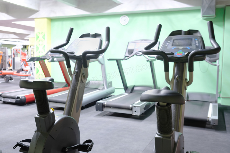 健身房的跑步机与动感单车高清图片